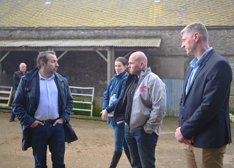 Sébastien CHENU, député RN et VP de l’Assemblée Nationale visite une exploitation agricole en Morbihan.